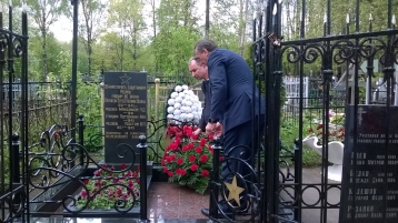 Торжественная церемония возложения цветов  на Медведковском кладбище